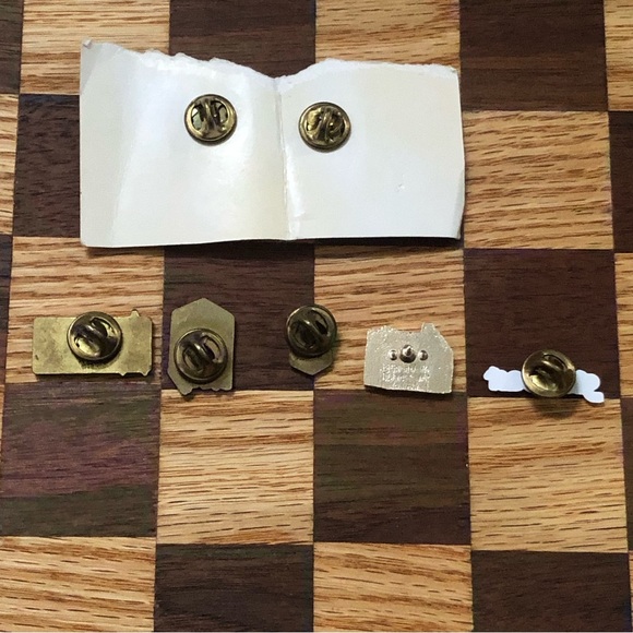 Vintage Alberta Pin Bundle.  Great selection of them - Picture 9 of 13